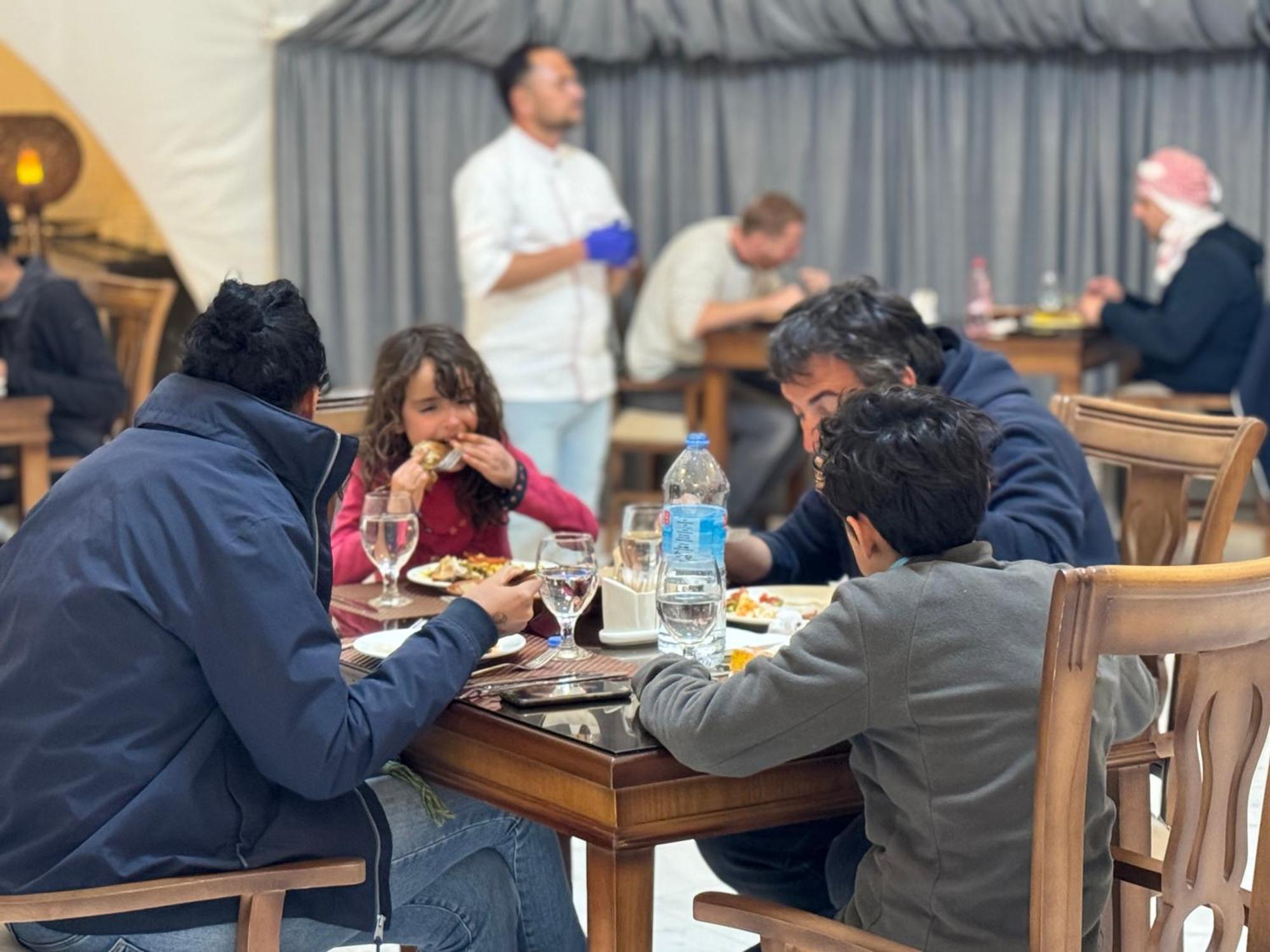 Wadi Rum Anwar Luxury Camp Exteriör bild