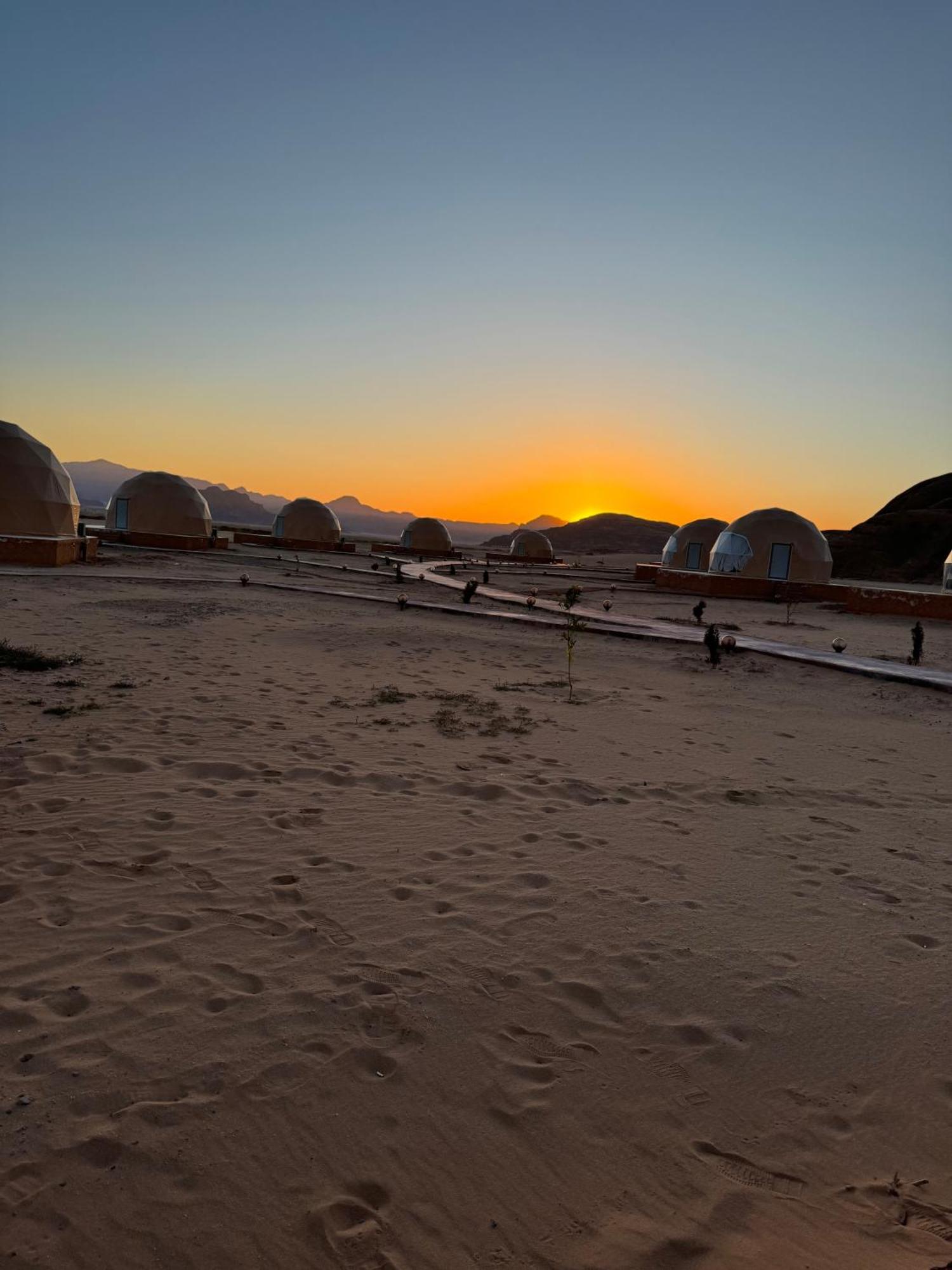 Wadi Rum Anwar Luxury Camp Exteriör bild