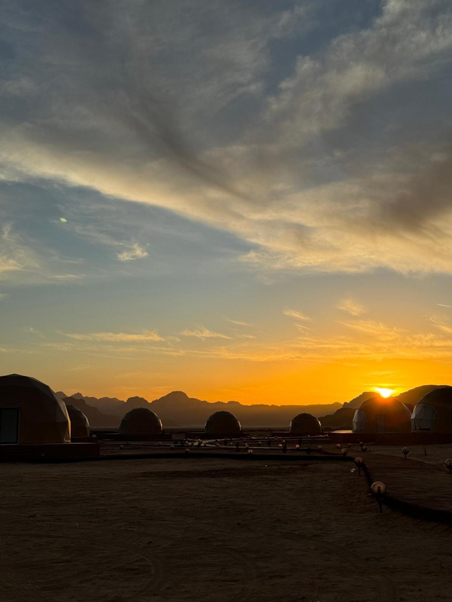 Wadi Rum Anwar Luxury Camp Exteriör bild